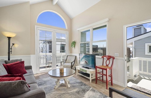 West Newport Condo | Charming Upper-Level Ocean View Beach House, Prime Peninsula Location!