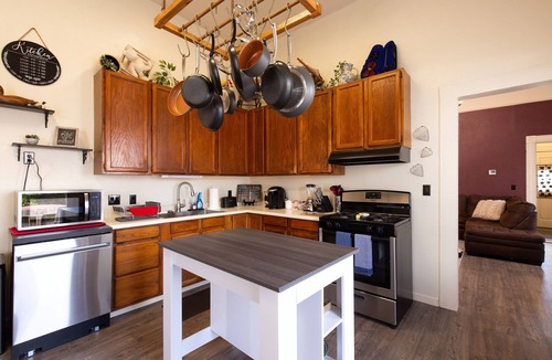 Downtown House | Charming Victorian home. Cal-King & 2 Queens .walk to Old Town and the bay.