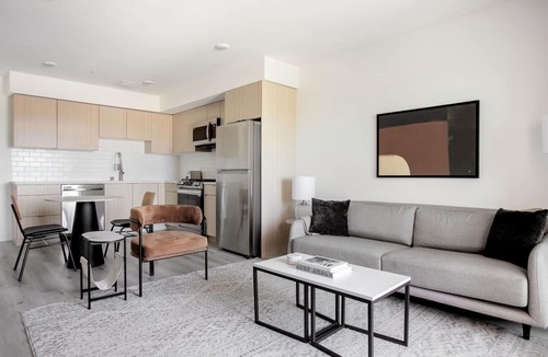 Mar Vista Apartment | Charming West LA 1BR w/Rooftop & Gym, Close to Beach, by Blueground