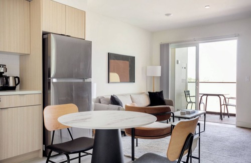 Mar Vista Apartment | Charming West LA 1BR w/Rooftop & Gym, Close to Beach, by Blueground