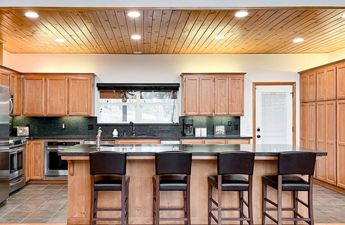 Hayward House | Cheerful 5-bedroom home at Lake Don Pedro