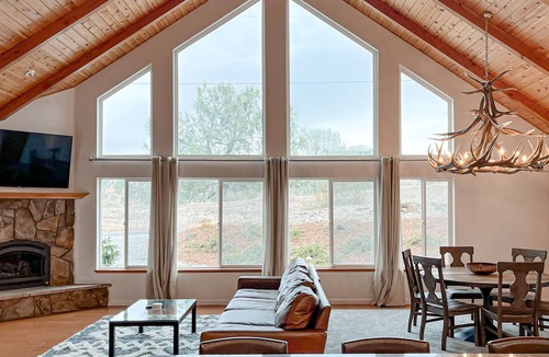 Hayward House | Cheerful 5-bedroom home at Lake Don Pedro