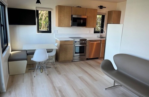 La Playa Apartment | Chic 1-bedroom corporate apartment with amazing view. Walk to beach. Fast wifi