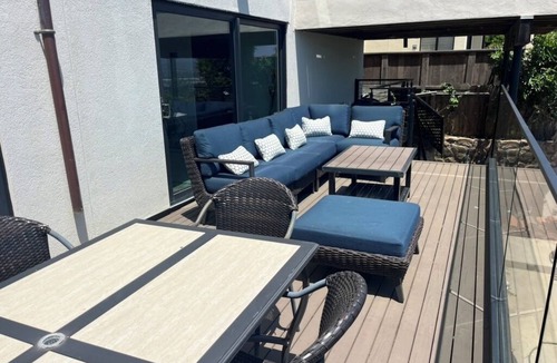 La Playa Apartment | Chic 1-bedroom corporate apartment with amazing view. Walk to beach. Fast wifi