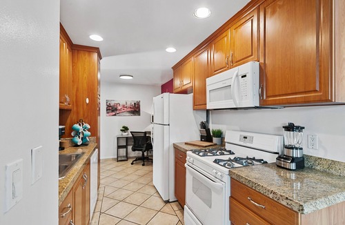 Beverly Grove Hotel | Chic 2-BD with AC, fitness room, WiFi in fantastic Beverly Hills