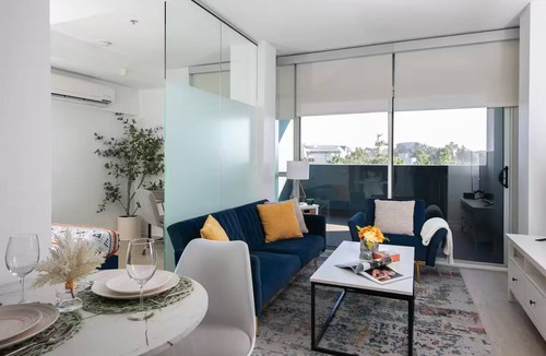 Downtown Apartment | Chic SM Apartment Free Parking & High-Speed Wi-Fi