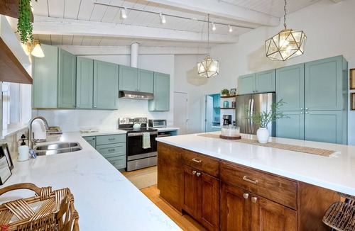 Fallbrook House | City Getaway | Hot Tub | Fire Pit | Game Room | BBQ | Hiking Trails | Vineyard Views | B-Ball