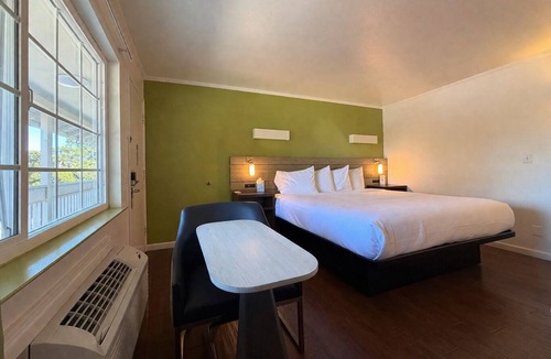 Munras Avenue Hotel | Classic King Room - Sleeps 2
