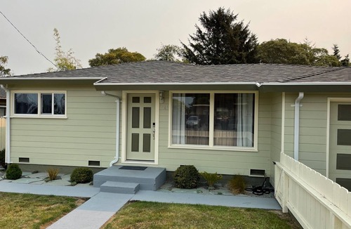 Myrtletown House | Clean and Bright Cottage, 3 bedroom with Game Room and Laundry! Big fenced yard.