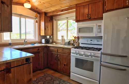 Monument Manor House | Clever Rabbit: 5-Acre Retreat Joshua Tree National Park with Starlink Internet