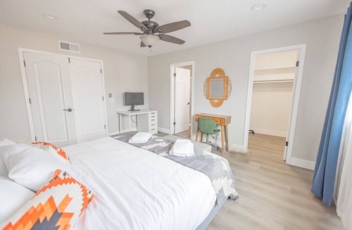 Placentia Bed & Breakfast | Close to Disneyland-5BD/3BA-King Bed-Disney+Hulu+