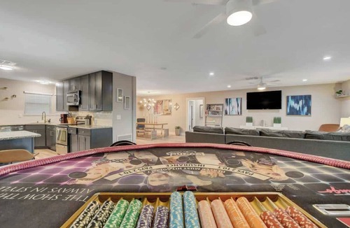 Las Vegas House | Close to Strip! Pool, Spa, Roulette Table, Golf