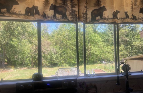 North Fork House | Close to Yosemite National Park. Walking distance to restaurants & shopping