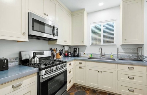 East Beach Cottage | Coastal cottage with private patio - 2 minute walk to beach