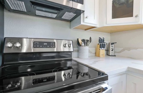 Park Hill House | Coastal Pines Chalet by Moonstone Beach