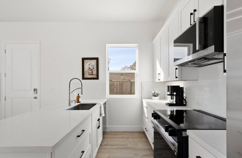 West Davis Manor House | Colusa Commons 4 BR 3 BA near UC Davis