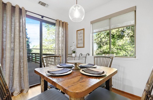 Lockeford Cottage | Come enjoy a relaxing comfortable stay at The Roost Book events spring 2022!