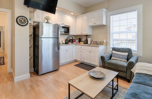 North Oak Park Apartment | Comfortable 2BR with Spacious Deck! 7 mins to Sacramento Midtown/Downtown
