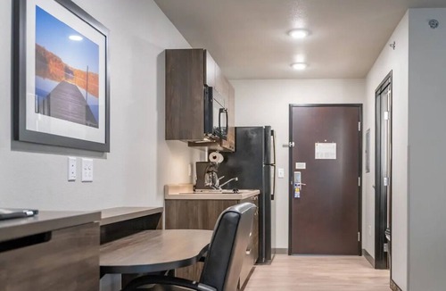 Redding Hotel | Comfortable 3-Room Retreat by Turtle Bay, Shops & Scenic River