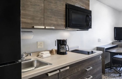 Redding Hotel | Comfortable 3-Room Retreat by Turtle Bay, Shops & Scenic River