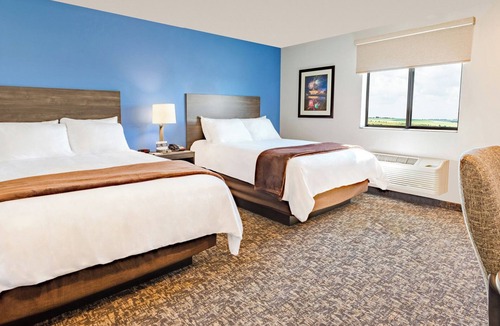 Redding Hotel | Comfortable 3-Room Retreat by Turtle Bay, Shops & Scenic River