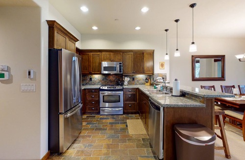 Woodwinds Condo | Comfortable townhome with golf-course view, hot tub, two decks, & W/D