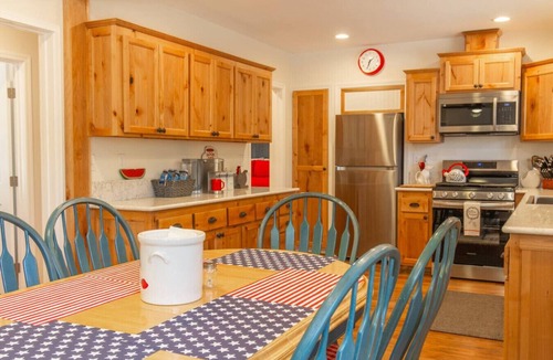 Camarillo Other | Comfy Red Farmhouse gives you Rest and Relaxation