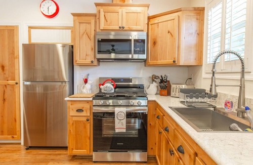 Camarillo Other | Comfy Red Farmhouse gives you Rest and Relaxation