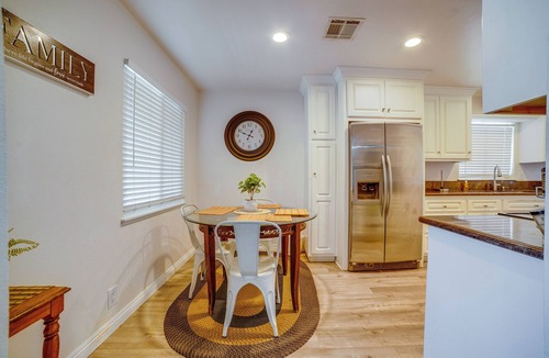 Riverside House | Commuter Friendly! Extended Stay in Riverside