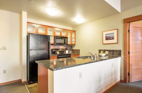 Mammoth Lakes Condo | Condo at White Mountain Lodge with Views! Steps to the Gondola!