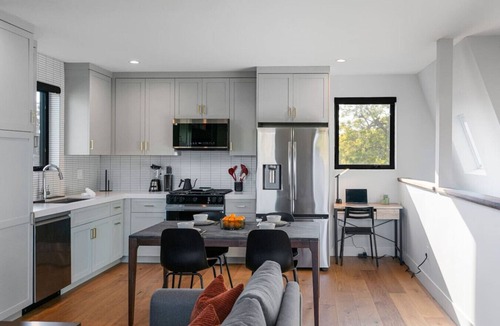 Mar Vista Apartment | Contemporary bi-level unit w/private roof deck