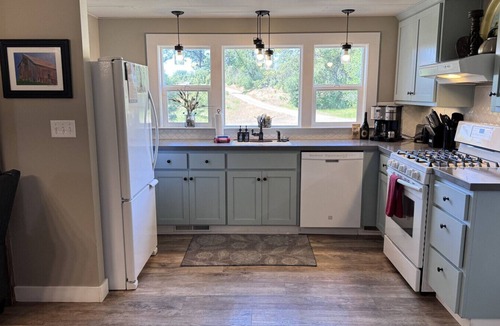 Mariposa Cabin | Couples 1 Bedroom Cabin, HOT TUB, FIRE-PIT, PETS on 40 acres!