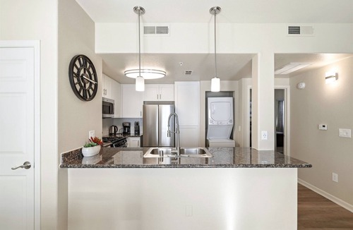Roseville Apartment | Cozy 1-bedroom apartment with King Bed In Serene Roseville