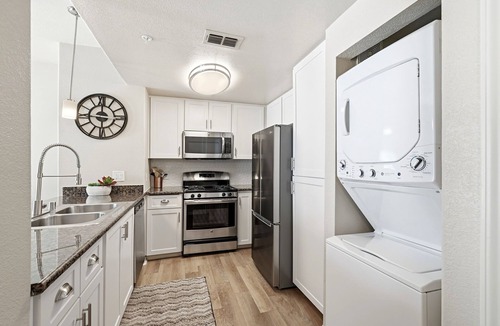 Roseville Apartment | Cozy 1-bedroom apartment with King Bed In Serene Roseville