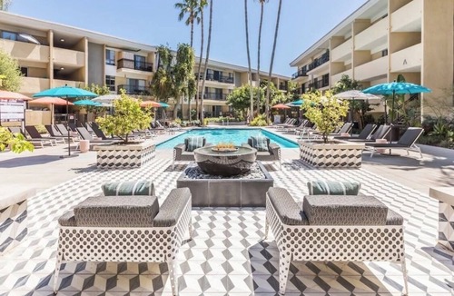 Sherman Oaks Apartment | Cozy 2-bd apt in charming Los Angeles with AC, gym, pool, tennis ! text !