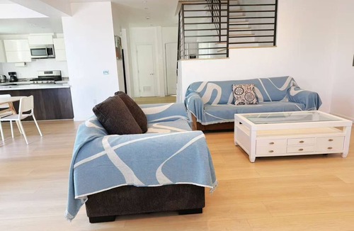 Willmore Apartment | Cozy 2-bedroom apartment in charming Long Beach with WiFi, AC