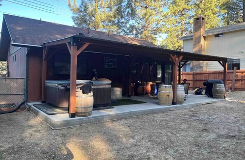 Summit Estates Cabin | Cozy 2-bedroom cabin with jacuzzi & fenced in yard! Close to everything!