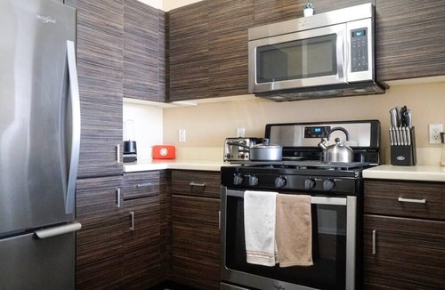 Orange Apartment | Cozy 2-BR Home 10min to Disneyland (Pool+Hot Tub+GYM)