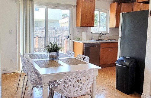 Central San Pedro House | Cozy 2BR Townhouse , A/C, Parking, Near Cabrillo Beach & Aquarium