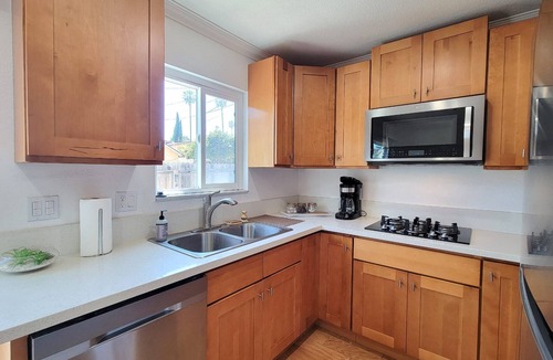 Central San Pedro House | Cozy 2BR Townhouse , A/C, Parking, Near Cabrillo Beach & Aquarium