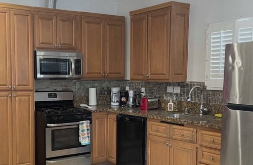 Anaheim Colony Historic District House | Cozy 3-bedroom private guest house in fabulous Anaheim with cool AC