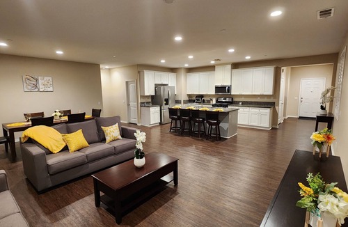 Riverside House | Cozy 4-bedroom bungalow with WiFi, AC in lovely Riverside.