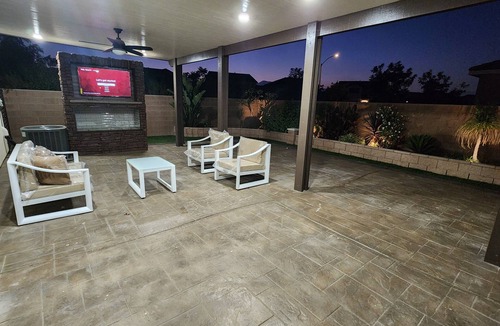 Riverside House | Cozy 4-bedroom bungalow with WiFi, AC in lovely Riverside.