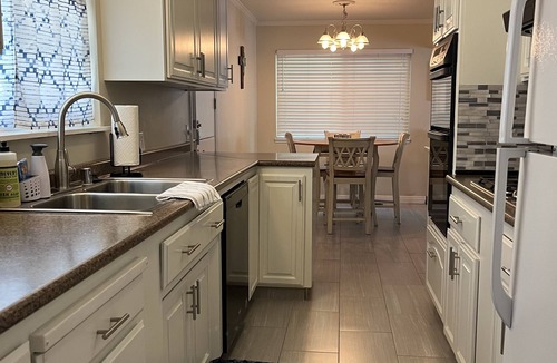 Chico House | Cozy All Hardwood Home w private POOL near Enloe & CSUC
