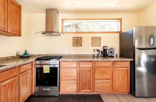 Topanga Cabin | Cozy Artistic Cottage with Canyon Views Near Topanga State Park, Topanga, California