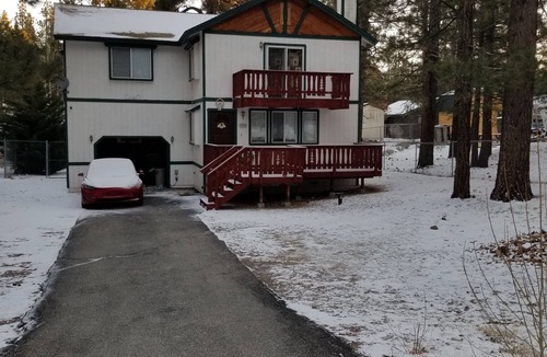 Big Bear City House | COZY BEAR CABIN Near ski resort and lake and snow play
