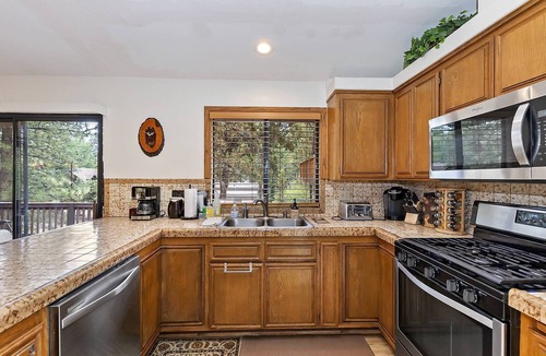 Fox Farm Cabin | Cozy Bear Den by Destination Big Bear : 3 Bedroom, 2.5 Bath located in Prestigious Skyview Estates/Fox Farm! Outdoor Hot Tub!