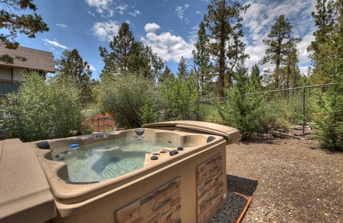 Fox Farm Cabin | Cozy Bear Den by Destination Big Bear : 3 Bedroom, 2.5 Bath located in Prestigious Skyview Estates/Fox Farm! Outdoor Hot Tub!