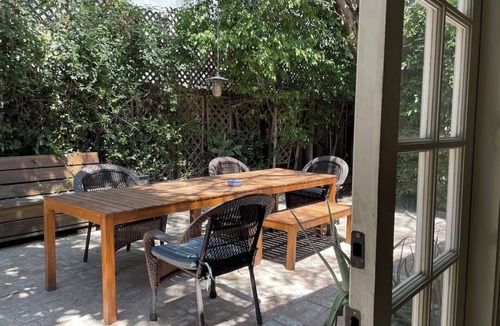 West Hollywood House | Cozy bungalow w/lush outdoor garden w/heat & AC - very walkable