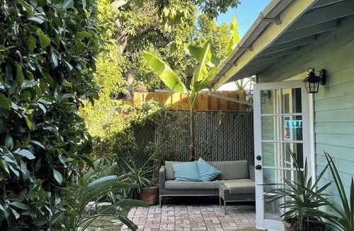 West Hollywood House | Cozy bungalow w/lush outdoor garden w/heat & AC - very walkable
